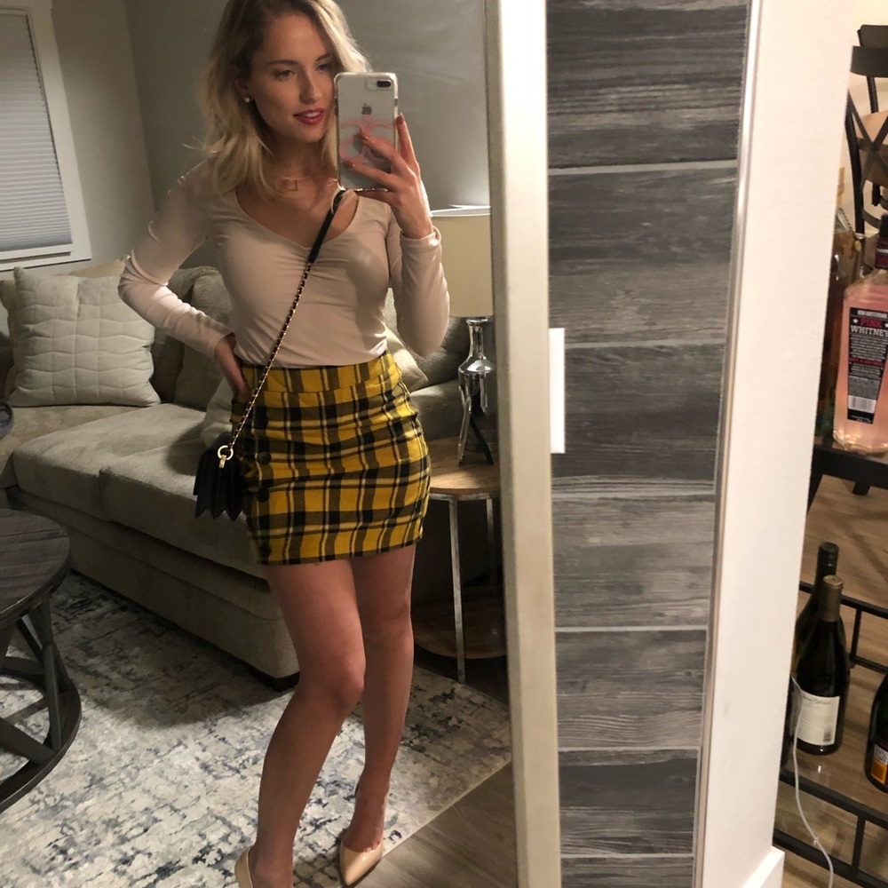 Preppy Chic Mini Skirt 💛🖤